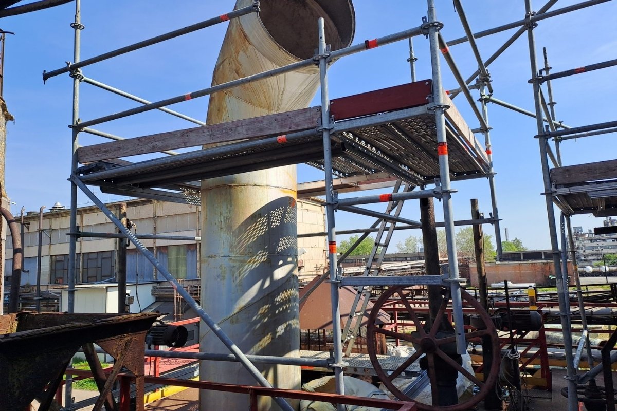 Layher állványrendszer ipari csővezeték körüli karbantartáshoz