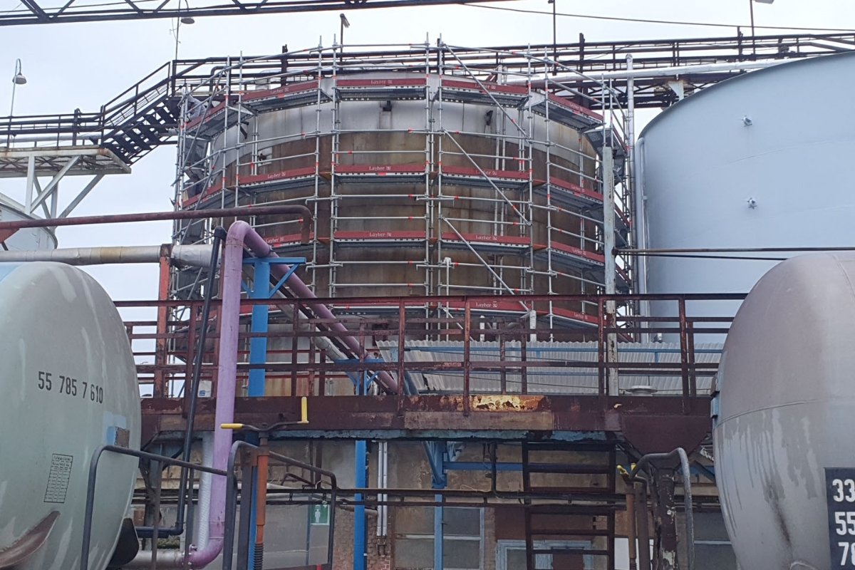 Kör alakú ipari tartály állványozása Layher rendszerrel