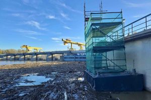 Úszópontonra épített állványrendszer vízerőmű felújításához