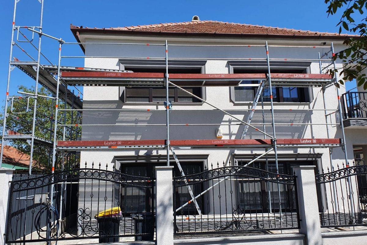 Két­szintes családi ház állványozása Layher rendszerrel, a Zorál Állvány kivitelezésében.