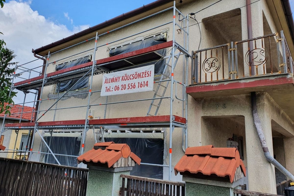 Családi ház állványozása Layher rendszerű állvánnyal a Zorál Állvány kivitelezésében.