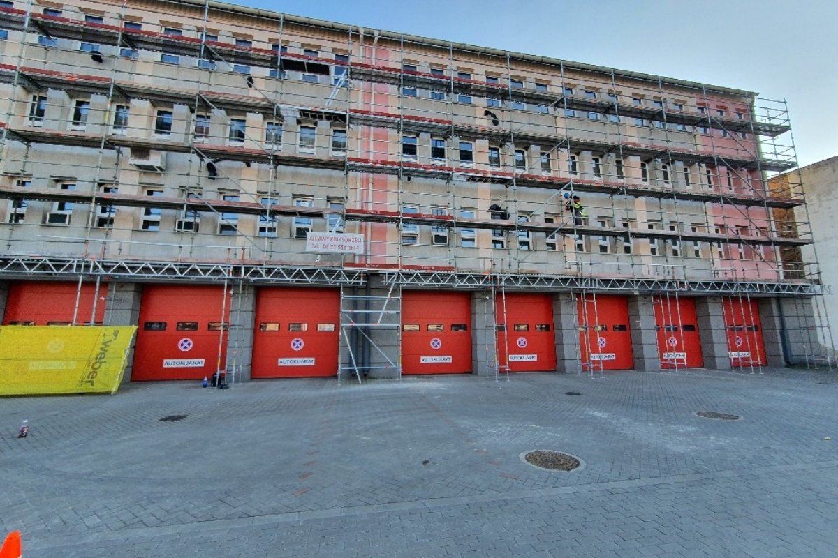 Nagy alapterületű ipari épület homlokzati állványozása több szinten