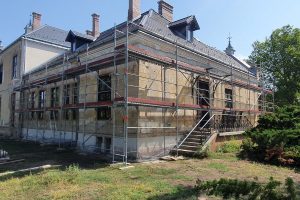 Családi ház homlokzati állványozása felújítás közben, több szinten kiépített állványrendszerrel