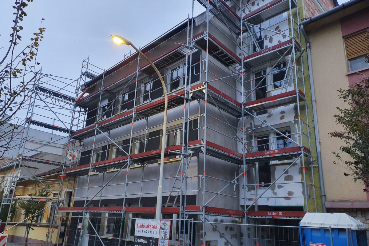 Társasház homlokzati állványozása Layher rendszerrel felújítás közben